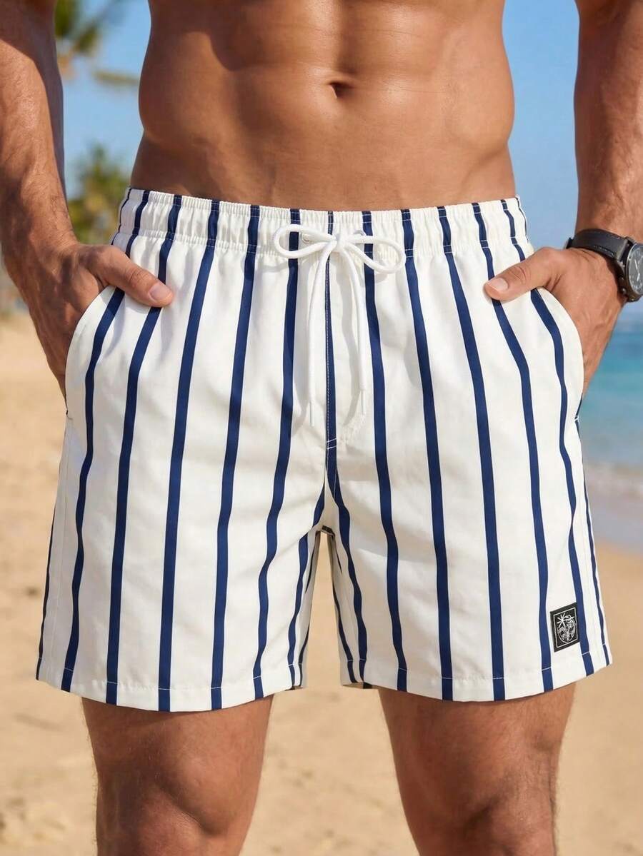 VIVINTIMO Badeshorts für Herren mit Kordelzug, Sicherheitstaschen, leichter 4-Wege-Stretch, Buchstaben-Patches, Streifen für Resort-Lässig, Strand-Urlaub, weißer Stoff ohne Stretch, mit Futter, Hawaii-Stil - Weiss - Übersicht 1