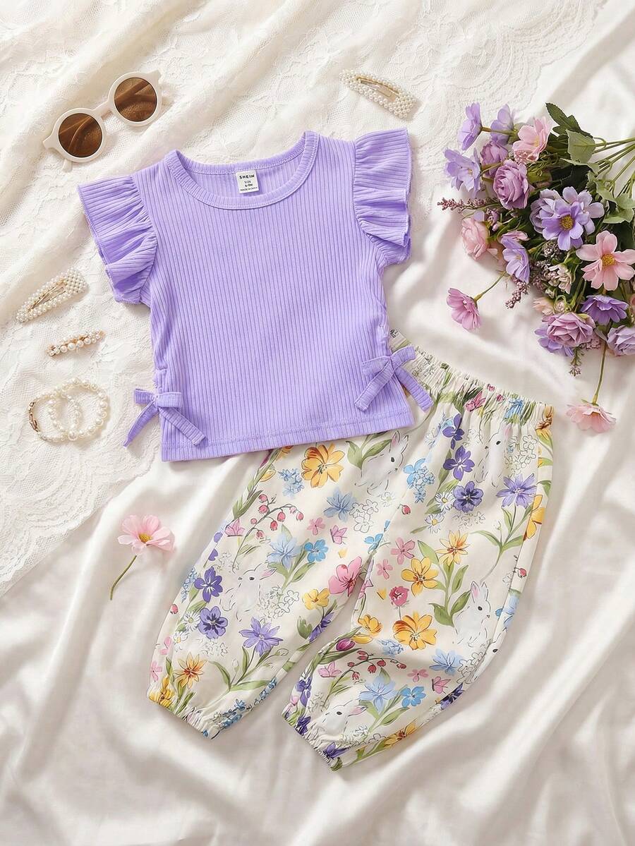 SHEIN Vintaside Kids Bộ 2 món áo thun cổ tròn tay bèo kẻ sọc và quần in hoa cho bé gái, quần áo trẻ em, trang phục trẻ sơ sinh, áo trẻ sơ sinh, thích hợp cho tiệc tùng, kỳ nghỉ, họa tiết thỏ và hoa, phong cách đồng quê, thích hợp cho mùa hè - Màu tím - Xem 1