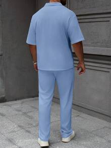 Manfinity Homme Kemeja Lengan Pendek Jacquard Motif Kotak-kotak & Polos untuk Pria + Celana Panjang Pinggang Elastis dengan Tali Serut, Pakaian Musim Panas Penting untuk Pria - Baby Blue - View 2