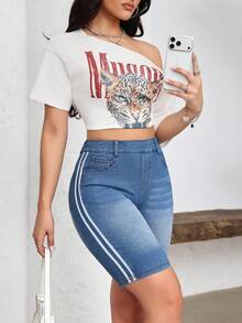 Flexra Women's Casual Contrast Striped Fitted Denim Shorts, Summer - Light Wash - View 7