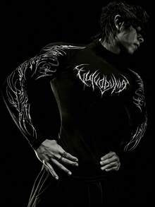 RISE LYT Camiseta deportiva de manga larga tipo raglan con estampado gótico para hombres, camiseta de compresión para hombres - Negro - Ver 1