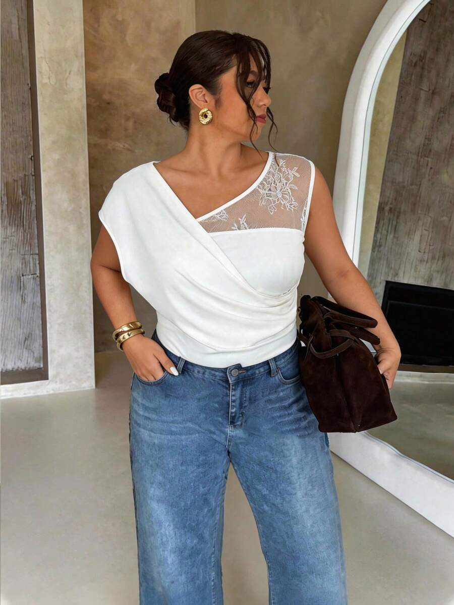 Firerie Blusa de mujer elegante, minimalista y romántica con detalles delicados, ideal para vacaciones, uso diario y viajes. Diseño asimétrico con encaje y volantes en color blanco, para primavera/verano - Blanco - Ver 1