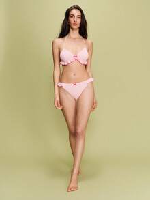 lacRébo Bộ bikini màu hồng xếp nếp với chi tiết tương phản và đường viền nhún bèo, đồ bơi 2 mảnh dễ thương màu hồng cho kỳ nghỉ xuân hè, phong cách Pháp, đồ đi biển kiểu Paris. - Màu Hồng baby - Xem 3