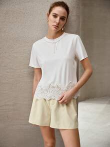 MOTF PREMIUM CAMISETA CON DETALLES DE ENCAJE CONTRASTANTE Y PERLAS FALSAS - Blanco - Ver 1