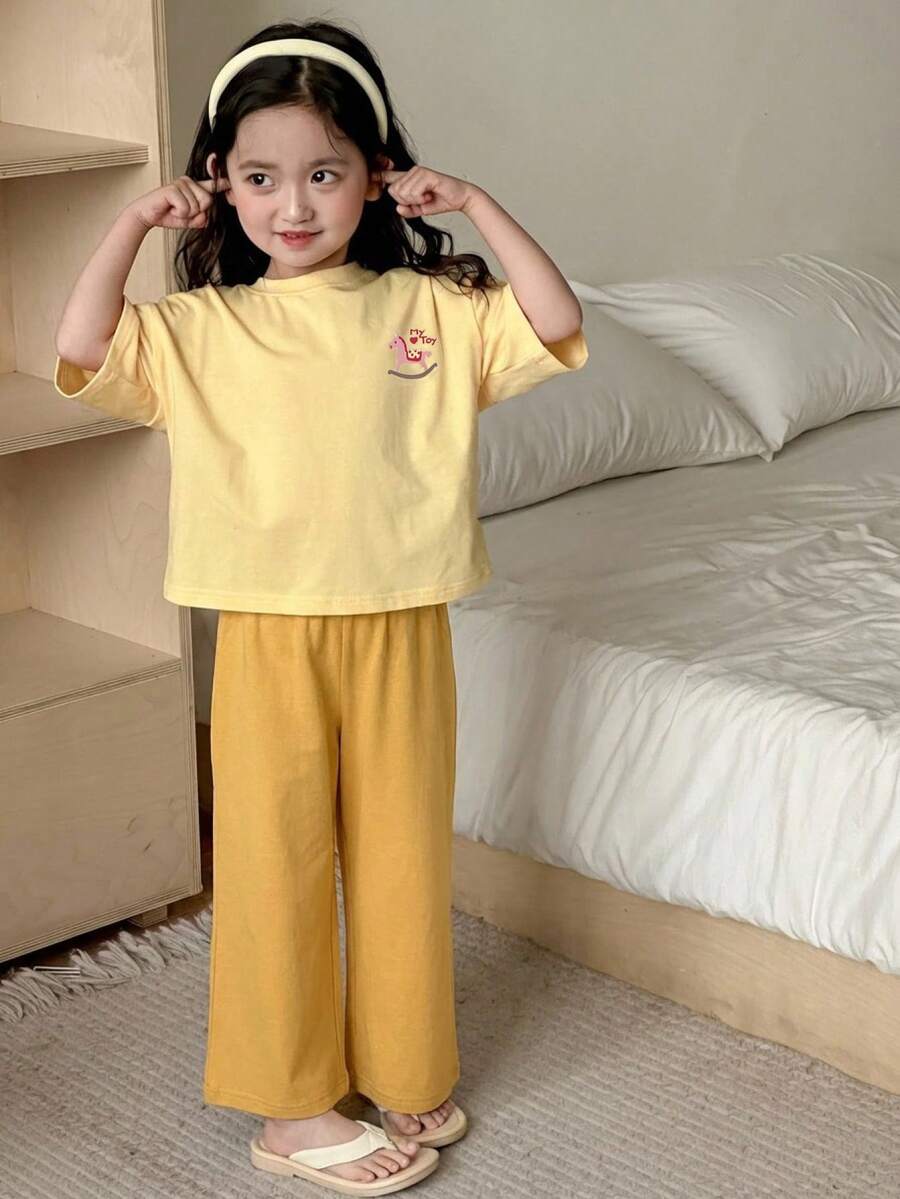 Dazy Kids Bộ 2 món cho bé gái (size nhỏ): Áo thun tay ngắn cổ tròn in họa tiết toàn thân + Quần in họa tiết toàn thân, thích hợp mặc nhà mùa hè. - Màu vàng - Xem 1