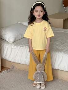 Dazy Kids Bộ 2 món cho bé gái (size nhỏ): Áo thun tay ngắn cổ tròn in họa tiết toàn thân + Quần in họa tiết toàn thân, thích hợp mặc nhà mùa hè. - Màu vàng - Xem 4