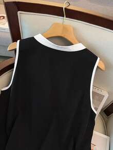 SHEIN Clasi 大码优雅V领黑白撞色衬衫，简约设计，适合日常通勤、户外活动和度假。黑白无袖上衣，女士优雅无袖上衣，无袖衬衫，优雅黑白衬衫，女士上衣。 - 黑與白 - 查看 4