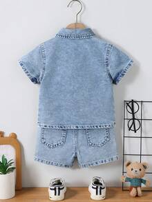 SHEIN Playful Pals 男婴牛仔两件套，夏季假日新品，复古中蓝色，休闲舒适可爱风格，经典翻领+全扣单排扣设计，方便穿脱；短袖+宽松直筒版型，左胸弧形口袋，实用百搭；左胸领口饰有骑士主题刺绣，尽显童趣可爱，宽松直筒短裤 - 淺色水洗藍 - 查看 3