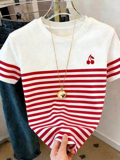 Resyla 女士常规版型T恤，经典条纹樱桃印花图案，夏季休闲户外上衣，优雅设计，百搭实用，适合日常穿着、户外活动、购物和旅行。