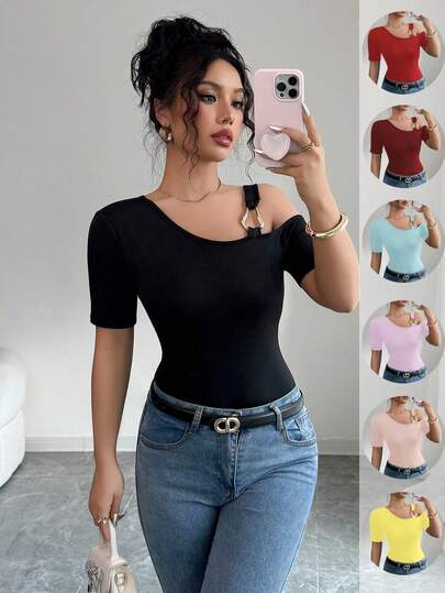 SHEIN PETITE Áo thun ngắn tay cổ lệch phối chi tiết kim loại, dáng nhỏ nhắn.