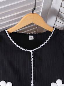 SHEIN 2件組女孩優雅黑色夏季度假風套裝，泡泡袖上衣與細肩帶洋裝套組，對比花卉飾邊，茶會海灘穿搭 - 黑色 - 查看 3