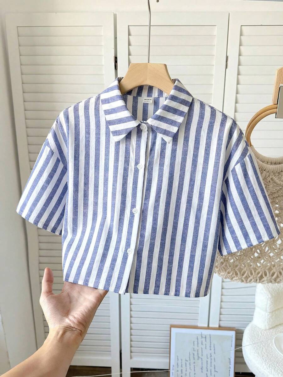 SHEIN 少女休闲日常时尚复古风短袖衬衫,白蓝条纹,清新蓝色,柔软舒适,2026春夏新款时尚上衣,适合母亲节、毕业季等春夏日常穿着,也适合外出、度假、节日穿着,时尚少女,休闲百搭,返校季、休闲装扮,返校季必备。 - 彩色 - 查看 1