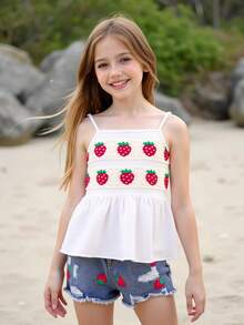 SHEIN Vintaside Kids Bộ đồ hai mảnh cho bé gái màu mơ, gồm áo hai dây xếp ly hình dâu tây và quần short denim rách màu xanh dương, kèm thắt lưng kẻ caro, phong cách tối giản, đa năng cho mùa hè. - Màu xanh lam - Xem 6
