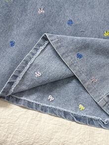 SHEIN Playful Pals 女童可爱蝴蝶结刺绣牛仔连衣裙，春夏轻薄水洗中蓝色牛仔布，甜美可爱休闲度假时尚设计，个性百搭基础款简约可爱蝴蝶结刺绣无袖立体蝴蝶结装饰无袖牛仔无弹力连衣裙，柔软舒适的棉质牛仔无弹力面料，适合日常外出、聚会、上学通勤，2025春秋新款 - 中等水洗藍 - 查看 5