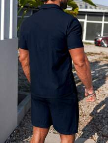 Manfinity Homme 男士纯色短袖单排扣口袋衬衫短裤休闲套装，男士度假两件套，夏季蓝色两件套，男士藏蓝色套装，适合日常休闲、周末旅行、户外活动、探险旅行、轻松的工作环境或半正式场合，可作为男友/丈夫礼物、周年纪念/生日礼物、派对夏季假期、沙滩装、夏威夷婚礼以及春夏穿着。 - 寶藍色 - 查看 2