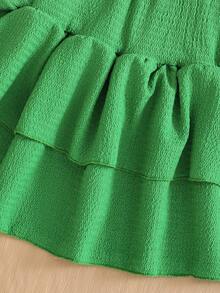 这款全新两件套少女套装包含一件时尚休闲的舒适弹力针织提花蓝色圆领套头背心，搭配同色系双层蛋糕裙。背心的腰部和下摆采用褶裥设计，打造优雅整体造型。这款高品质套装适合日常穿着，也适合度假、旅行和派对等场合，是春夏的理想之选。 - 綠色 - 查看 4