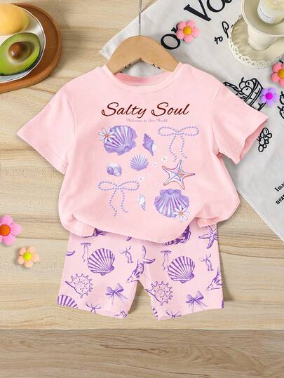 Bộ đồ 2 món cho bé gái họa tiết sinh vật biển, vỏ sò và nơ dễ thương, gồm áo thun tay ngắn cổ tròn dáng rộng và quần short ôm sát, thích hợp cho mùa xuân/hè, mặc thường ngày, đi biển, cuối tuần, bộ đồ hè đáng yêu cho bé gái, phong cách Hàn Quốc, dã ngoại mùa hè, quần áo hè cho bé gái, bộ đồ vỏ sò cho bé gái, bộ đồ đi biển cho bé gái.