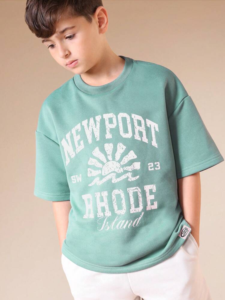 Set estivo oversize da ragazzo con maglietta grafica vintage di Newport, Island e pantaloncini casual, composto da una t-shirt a girocollo a maniche corte e pantaloncini con vestibilità rilassata
