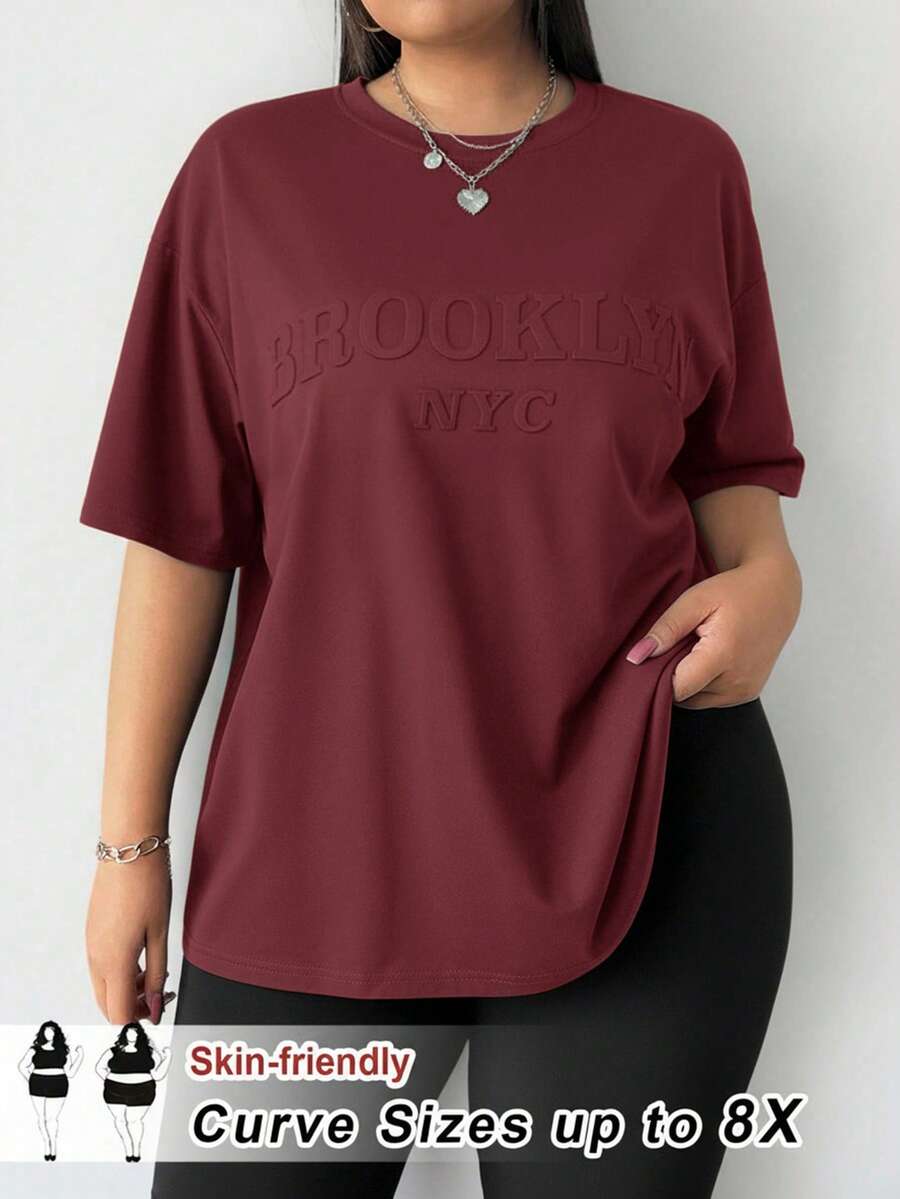 SHEIN CURVE+ Curve 大码女式布鲁克林字母压纹黑色T恤 - 中紫紅色 - 查看 1