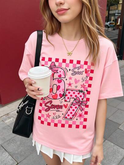 少女休闲舒适短袖T恤，印有数字67，时尚春夏装扮，适合户外活动、野餐、街头摄影、居家、学校、节日庆典、送礼等场合。