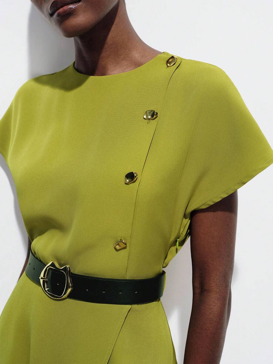 Aveloria Modichic Đầm tay ngắn cổ tròn màu xanh ô liu, thiết kế bất đối xứng, xẻ tà, kèm thắt lưng kim loại, kiểu dáng thanh lịch, phù hợp cho công sở, thường ngày và đa năng dành cho nữ. - màu xanh lá - Xem 1