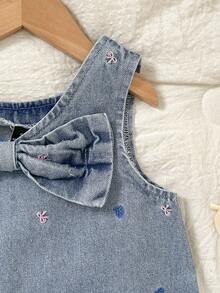 SHEIN Playful Pals 女童可爱蝴蝶结刺绣牛仔连衣裙，春夏轻薄水洗中蓝色牛仔布，甜美可爱休闲度假时尚设计，个性百搭基础款简约可爱蝴蝶结刺绣无袖立体蝴蝶结装饰无袖牛仔无弹力连衣裙，柔软舒适的棉质牛仔无弹力面料，适合日常外出、聚会、上学通勤，2025春秋新款 - 中等水洗藍 - 查看 3