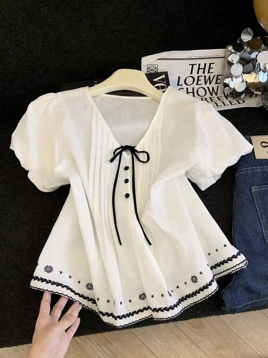 GlowEve CURVE 大码女式新款休闲度假可爱泡泡袖V领褶皱系带宽松上衣 - 黑與白 - 查看 1