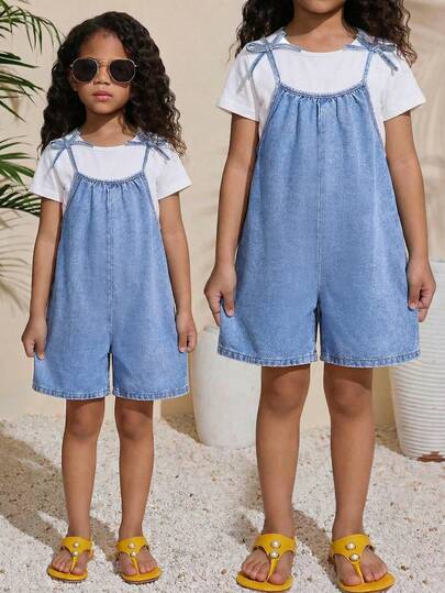 Bộ áo liền quần rộng rãi bằng vải denim xanh dương có nơ dành cho bé gái