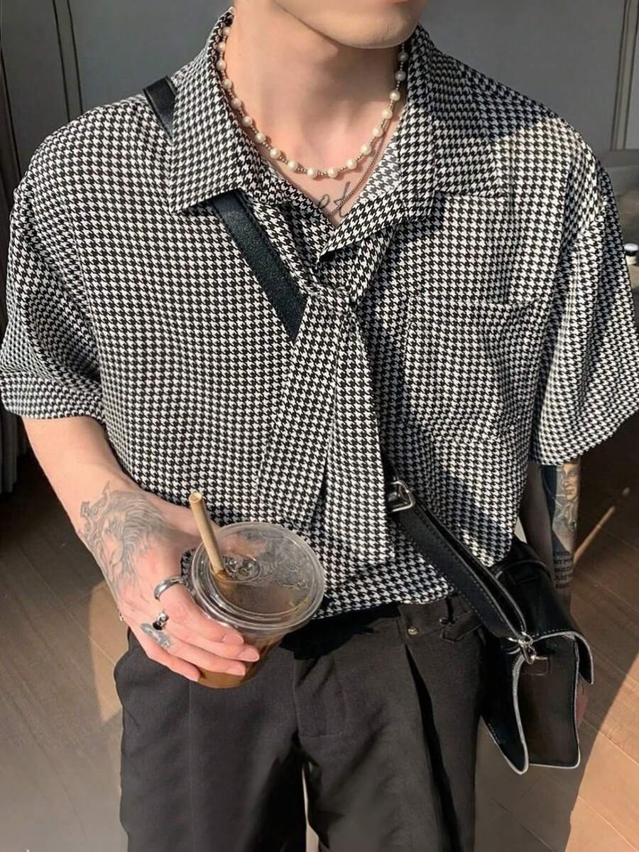 Manfinity Dauomo 男士加大码翻领短袖衬衫,配领带 - 黑與白 - 查看 1