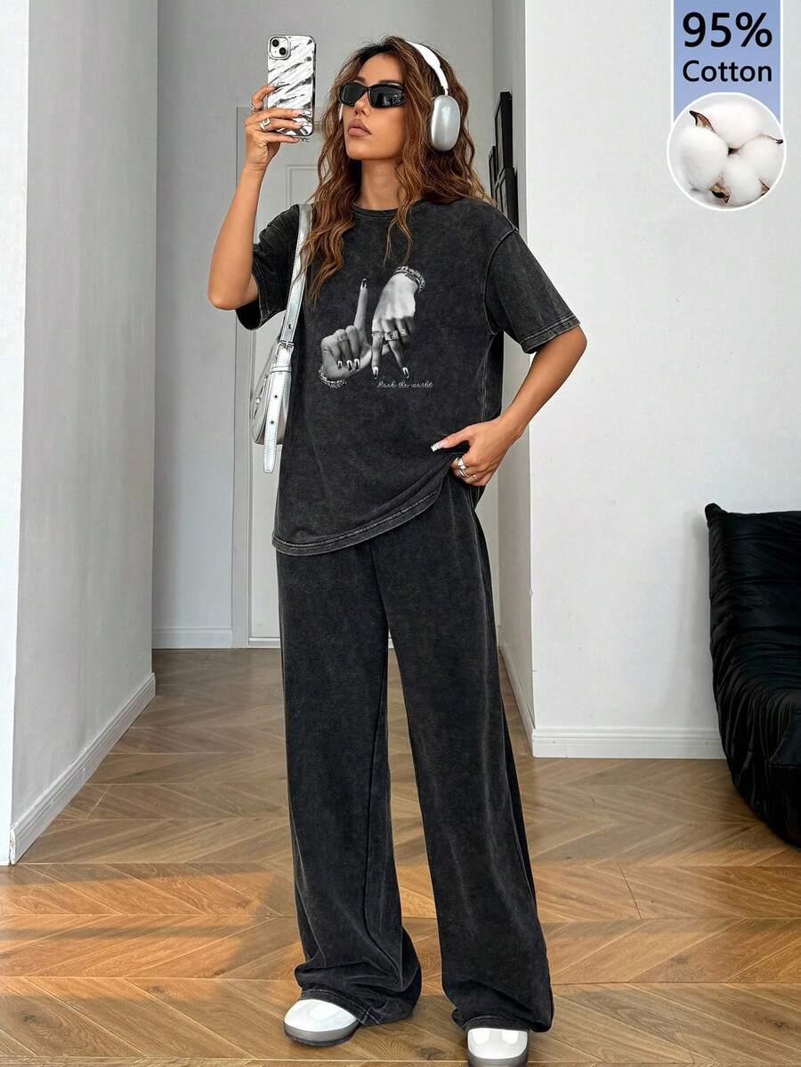 SHEIN EZwear 女士休闲T恤和裤子两件套,95%纯棉,印有洛杉矶手势图案 - 舒适居家服,适合日常穿着、夏季穿搭、运动、街头风、复古风、Y2K风、Grunge风、朋克风、哥特风、返校季、嘻哈风、夜店风、健身房风、Z世代风和西部风情节。 - 黑色 - 查看 1