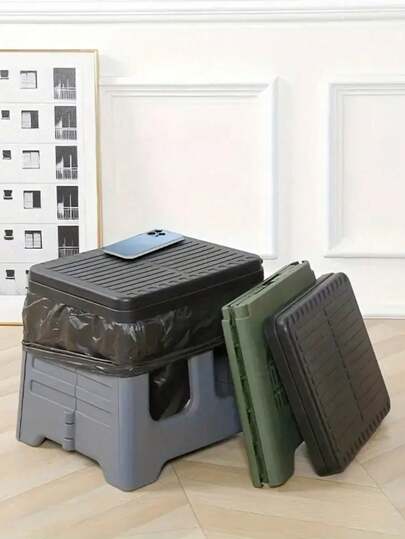 1 chiếc bồn cầu cắm trại gấp gọn di động - Bồn cầu kín có nắp đậy và thùng rác tích hợp, chịu lực cao, được làm từ chất liệu PP/ABS bền và chống mùi, thiết kế gấp gọn có tay cầm; Ghế ngồi cao thoải mái, dễ vệ sinh, có thể đựng túi rác, đa chức năng dùng làm bồn cầu/thùng rác/xô đựng chất nôn.