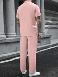 Manfinity CasualCool 男士休闲纯色纹理短袖衬衫搭配抽绳腰宽松直筒裤两件套，男士两件套服装，男装，舒适套装 - 粉色 - 查看 2