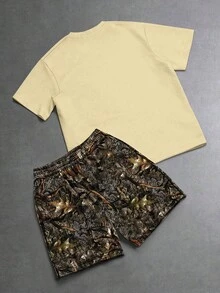 Manfinity EMRG Ensemble décontracté d'été pour hommes avec t-shirt beige à imprimé rétro dessin animé et shorts camouflage, style de rue pour les vacances - Multicolore - Voir 3