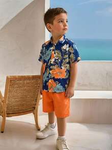SHEIN Bộ 2 món cho bé trai, gồm áo sơ mi ngắn tay cổ Hawaii in hình cây cỏ dễ thương và quần short, thoải mái, đa năng, phù hợp cho mùa xuân/hè, mặc hàng ngày, thể thao, dã ngoại, đi học, dự tiệc, lễ hội, chụp ảnh, tựu trường, kỳ nghỉ, đi biển. - Nhiều màu - Xem 4