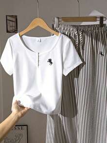 Conjunto de camiseta de manga corta blanca con cuello redondo bordada y pantalones de pierna ancha con estampado de rayas para adolescentes - Blanco y Negro - Ver 4