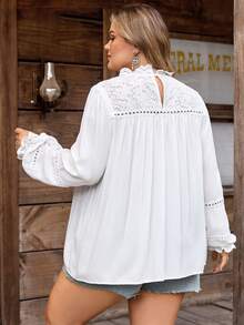 SHEIN CURVE+ Áo sơ mi nữ màu trơn đơn giản, thời trang thường ngày, cổ lọ tay dài phối ren, chất liệu vải trắng trơn có họa tiết, thích hợp cho lễ hội âm nhạc, kỳ nghỉ bên bờ biển, phong cách bohemian. Thích hợp cho mùa xuân/hè. - trắng - Xem 2