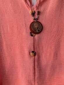 Linhara Camisa casual de talla grande con cuello en V y mangas cortas, con botones de madera, adecuada para salidas y viajes - Rosa coral - Ver 3
