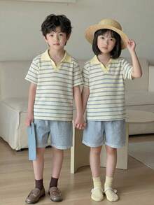 SHEIN Streecool Kids 这款男童休闲学院风华夫格条纹V领短袖POLO衫，适合4-7岁男孩春夏穿着。这款阳光男孩POLO衫既适合上学，也适合居家穿着。无论上学还是在家，男孩们都可以穿着这件休闲、舒适又时尚的POLO衫。这款上衣百搭，适合男孩们的日常生活和聚会场合。让男孩们保持时尚舒适，充满活力，无论是在与家人共度时光还是其他场合！ - 藍白色 - 查看 3