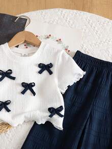 SHEIN Genkimix Kids 2件套女童（小号）纹理面料T恤，带3D蝴蝶结装饰，搭配休闲裤，适合户外休闲穿着 - 藍色 - 查看 3