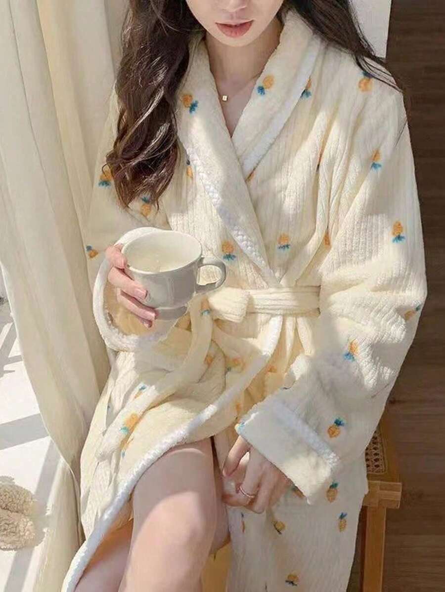 1 Bộ đồ ngủ dài bằng vải flannel dễ thương với họa tiết củ cà rốt hoạt hình. Đây là một bộ đồ mặc nhà giữ ấm được lựa chọn kỹ lưỡng, dày dặn, ấm áp, thoải mái và mềm mại, thích hợp cho các quý cô mặc như áo choàng ngủ hàng ngày ở nhà vào mùa thu và mùa đông. - Nhiều màu - Xem 1