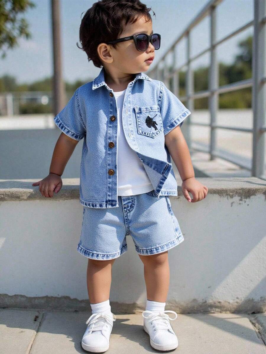 SHEIN Playful Pals 男婴牛仔两件套，夏季假日新品，复古中蓝色，休闲舒适可爱风格，经典翻领+全扣单排扣设计，方便穿脱；短袖+宽松直筒版型，左胸弧形口袋，实用百搭；左胸领口饰有骑士主题刺绣，尽显童趣可爱，宽松直筒短裤