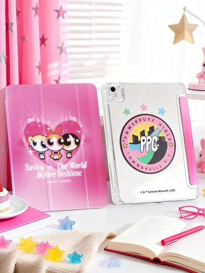 THE POWERPUFF GIRLS X SHEIN 透明亚克力材质，图案包含卡通花朵、泡泡、毛茛花、心形图案、英文字母、小星星和渐变粉色背景。翻盖式保护套兼容 iPad Mini 4/ Mini 5/ Mini 6/ Mini 7/Air/Air 2/9.7/10.5/10.2/Air 4/Air 5/10.9/Pro 11/10/2024/Air 11 (M2)/Pro 11 (M4) 2024/Air 11 英寸 (M3) 2025/iPad (A16) 11 英寸第 11 代 2025 款。高透明度保护套。产品不含触控笔。部分型号在边框内设有笔槽。