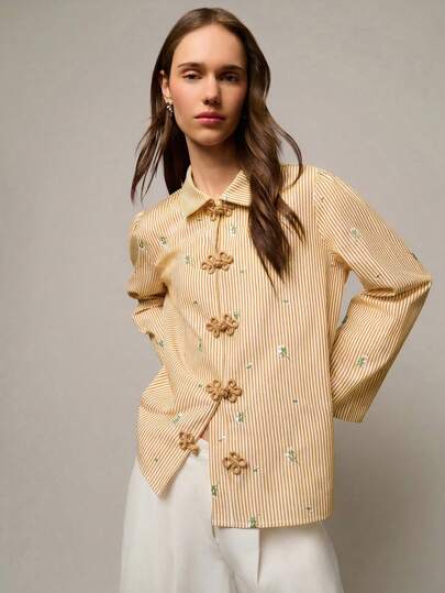 Nöista Blusa holgada con botones de estilo chino en la abertura frontal, botones en rojo contrastante y tela en rayas rojas con estampado de flores. Atuendo de primavera y verano para mujer, look de primavera, atuendo casual.