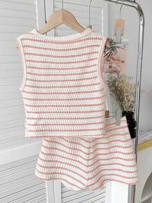 SHEIN Conjunto de top sin mangas y pantalones cortos de rayas con cuello redondo, cómodo, de estilo minimalista y texturizado en rosa y blanco para niñas/adolescentes - Rosa - Ver 2