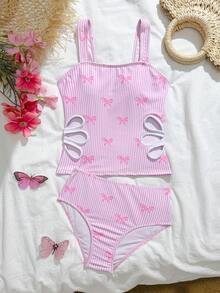 SHEIN 少女两件式比基尼泳衣，粉白条纹蝴蝶结印花，镂空腰部设计，可调节肩带，三角泳裤，针织面料，时尚休闲，优雅大方，适合游泳、夏季度假、海滩、泳池、派对等场合。可爱少女泳衣，少女泳装，少女泳衣，少女沙滩装，少女泳衣，少女全包臀泳衣，少女比基尼套装，粉色沙滩装，少女比基尼套装，粉色儿童泳衣 - 粉色 - 查看 3