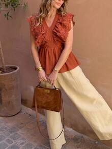 SHEIN Frenchy 女士休闲镂空刺绣拼接荷叶边下摆无袖衬衫 - 紅木色 - 查看 1