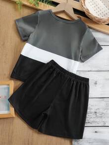 Conjunto de camiseta de manga corta con estampado gráfico y pantalones cortos para niño, adecuado para deportes al aire libre - Multicolor - Ver 2