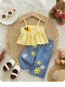 SHEIN Ce set de 2 pièces pour bébé fille est décontracté, simple, confortable et mignon. Il comprend un débardeur en tissu texturé et des patchs ornés, ainsi qu'un pantalon à jambes droites. Parfait pour le printemps et l'été. Set de printemps bébé jupe en jean, set bébé fille d'été en jean, sets de printemps pour fille avec fleurs, tenue marguerite, vêtements fleuris, ensembles d'été pour bébé fille - Jaune citron - Voir 1
