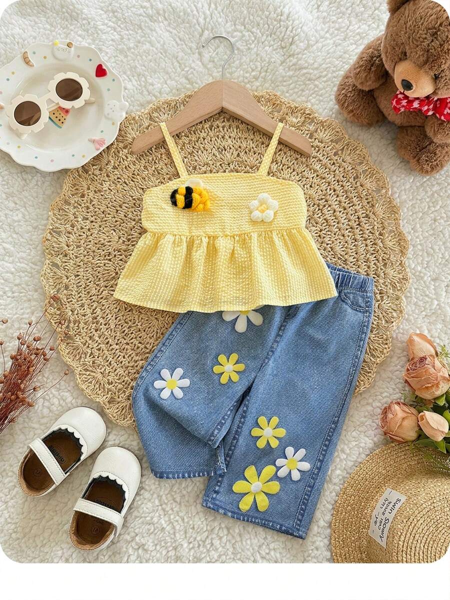 SHEIN Ce set de 2 pièces pour bébé fille est décontracté, simple, confortable et mignon. Il comprend un débardeur en tissu texturé et des patchs ornés, ainsi qu'un pantalon à jambes droites. Parfait pour le printemps et l'été. Set de printemps bébé jupe en jean, set bébé fille d'été en jean, sets de printemps pour fille avec fleurs, tenue marguerite, vêtements fleuris, ensembles d'été pour bébé fille - Jaune citron - Voir 1