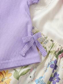 SHEIN Vintaside Kids Bộ 2 món áo thun cổ tròn tay bèo kẻ sọc và quần in hoa cho bé gái, quần áo trẻ em, trang phục trẻ sơ sinh, áo trẻ sơ sinh, thích hợp cho tiệc tùng, kỳ nghỉ, họa tiết thỏ và hoa, phong cách đồng quê, thích hợp cho mùa hè - Màu tím - Xem 7